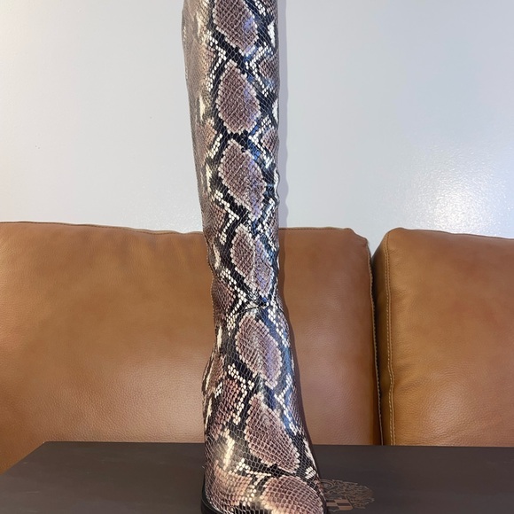Vince Camuto Gravana Taupe Retro Python Boots Women’s Sz 6.5 - Picture 3 of 16